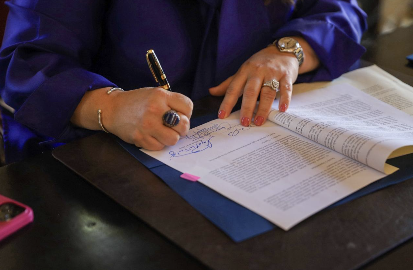 Gobernadora firma varias medidas y veta una