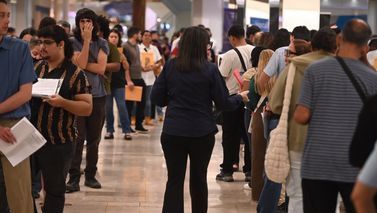 Patronos, principalmente en el área de servicios, fueron los que acudieron a la feria de empleo