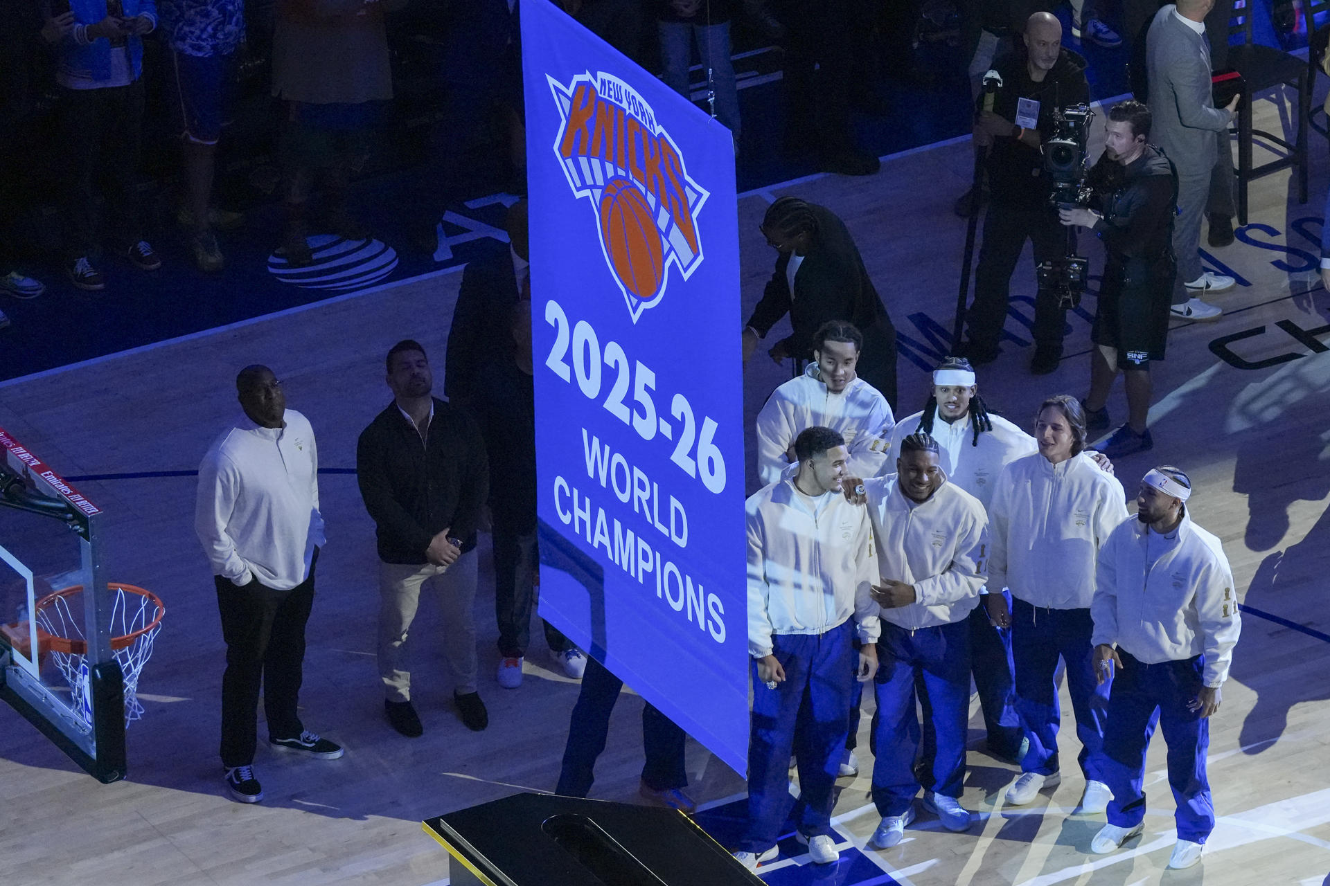 Los Knicks suben al techo del Madison Square Garden el banderín de campeones NBA