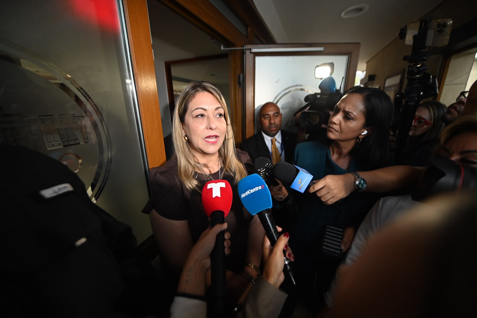 Suzanne Roig es blanco de una demanda por hostigamiento laboral y represalias