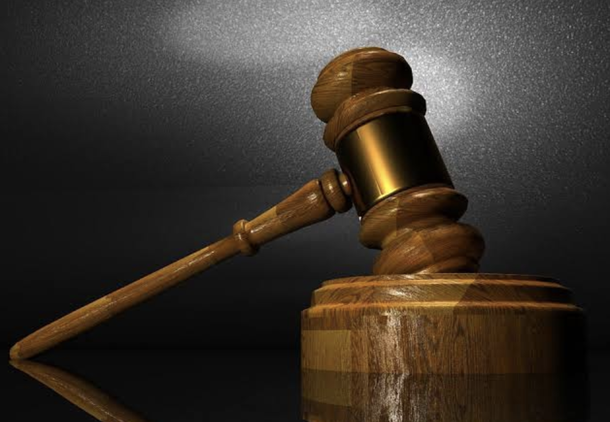Sentencian a ocho años de restricción domiciliaria a hombre por fraude en construcción de viviendas