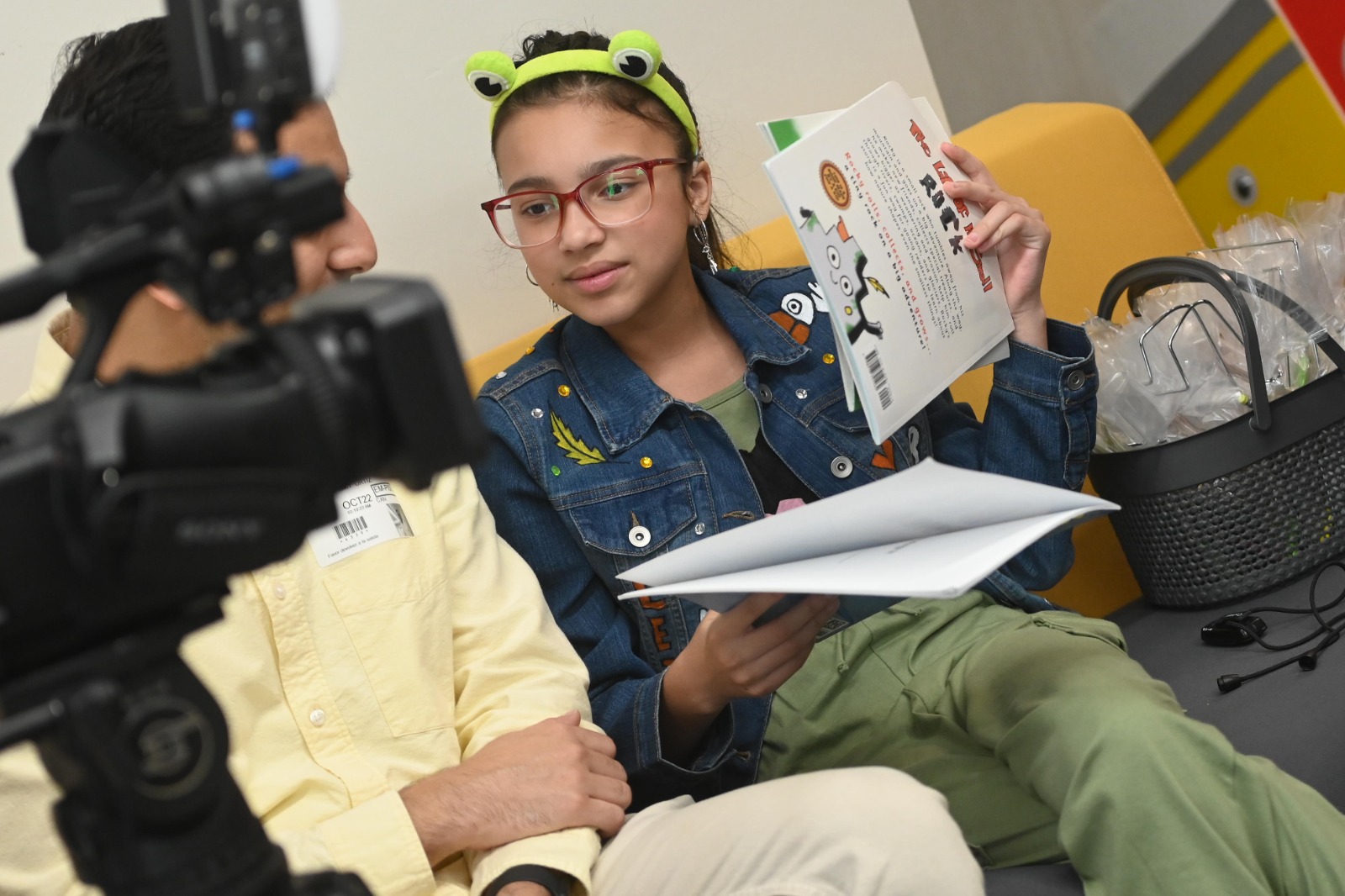 Niña neurodivergente lleva el mensaje de la importancia de la lectura al Hospital del Niño