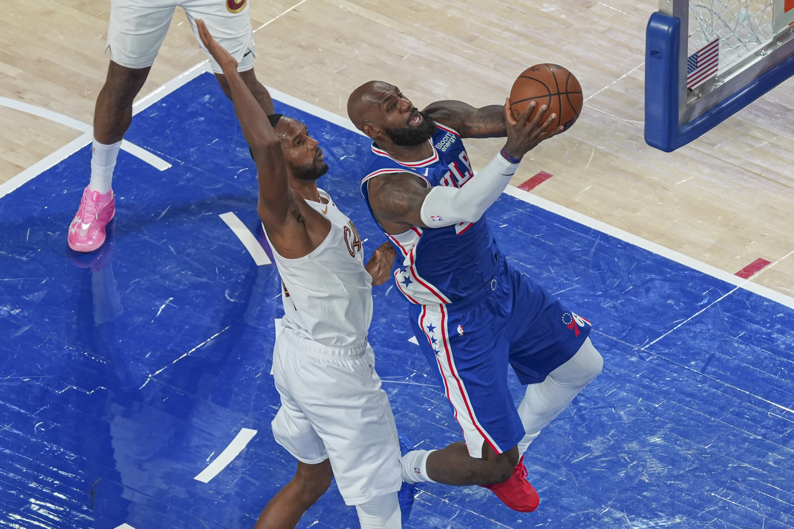 LeBron y los 76ers remontan 27 puntos y dejan en evidencia a los Cavaliers