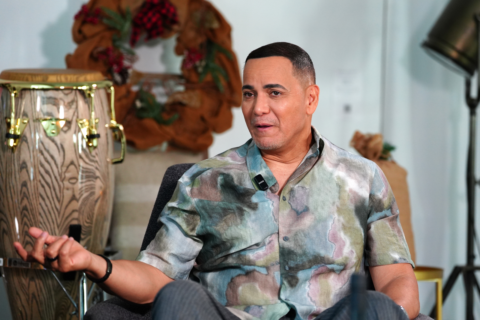 Víctor Manuelle lanza álbum navideño "La parranda es nuestra" con grandes artistas