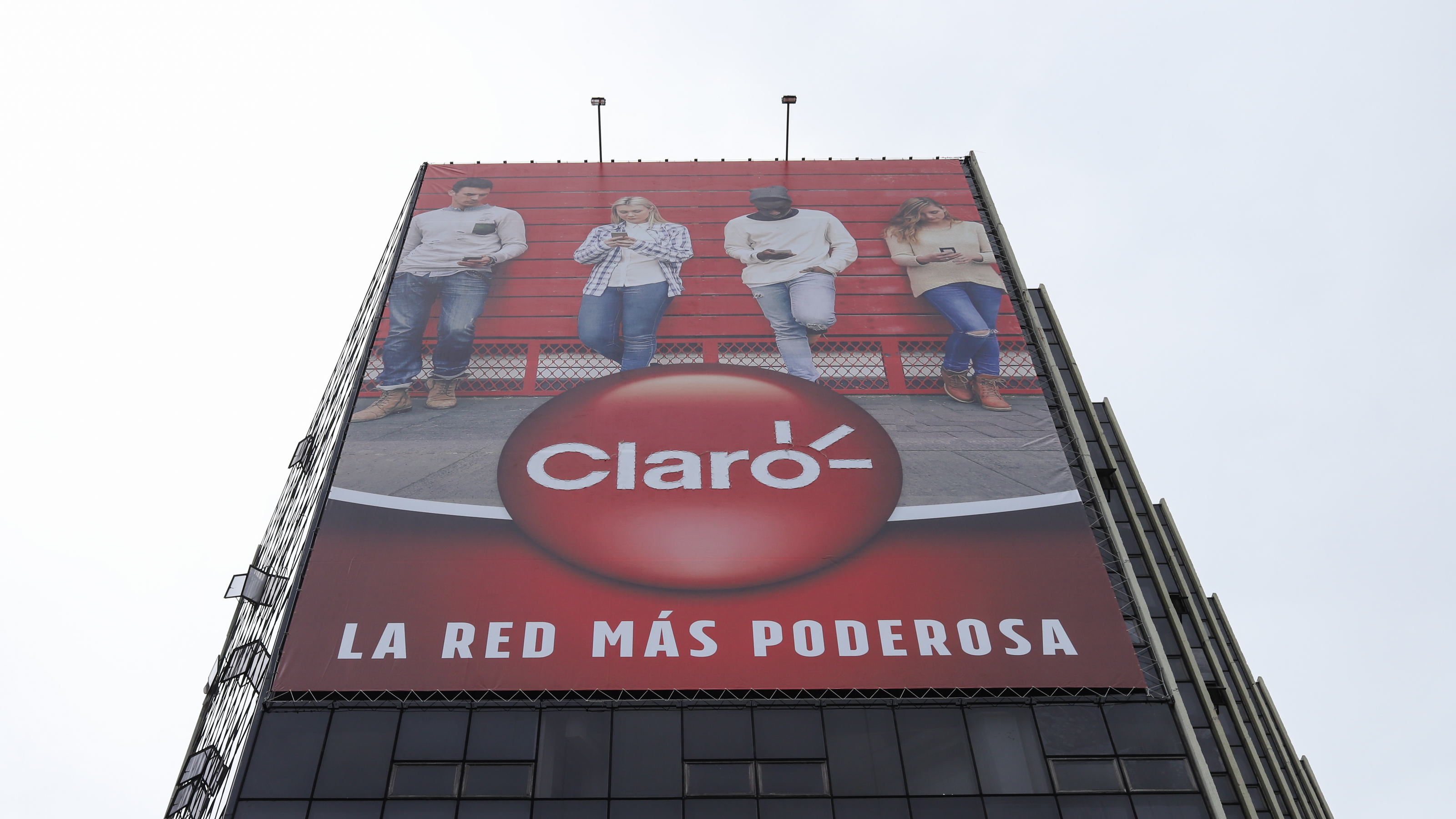 Empleados de Claro reclaman aumento mientras la empresa reporta ganancias millonarias