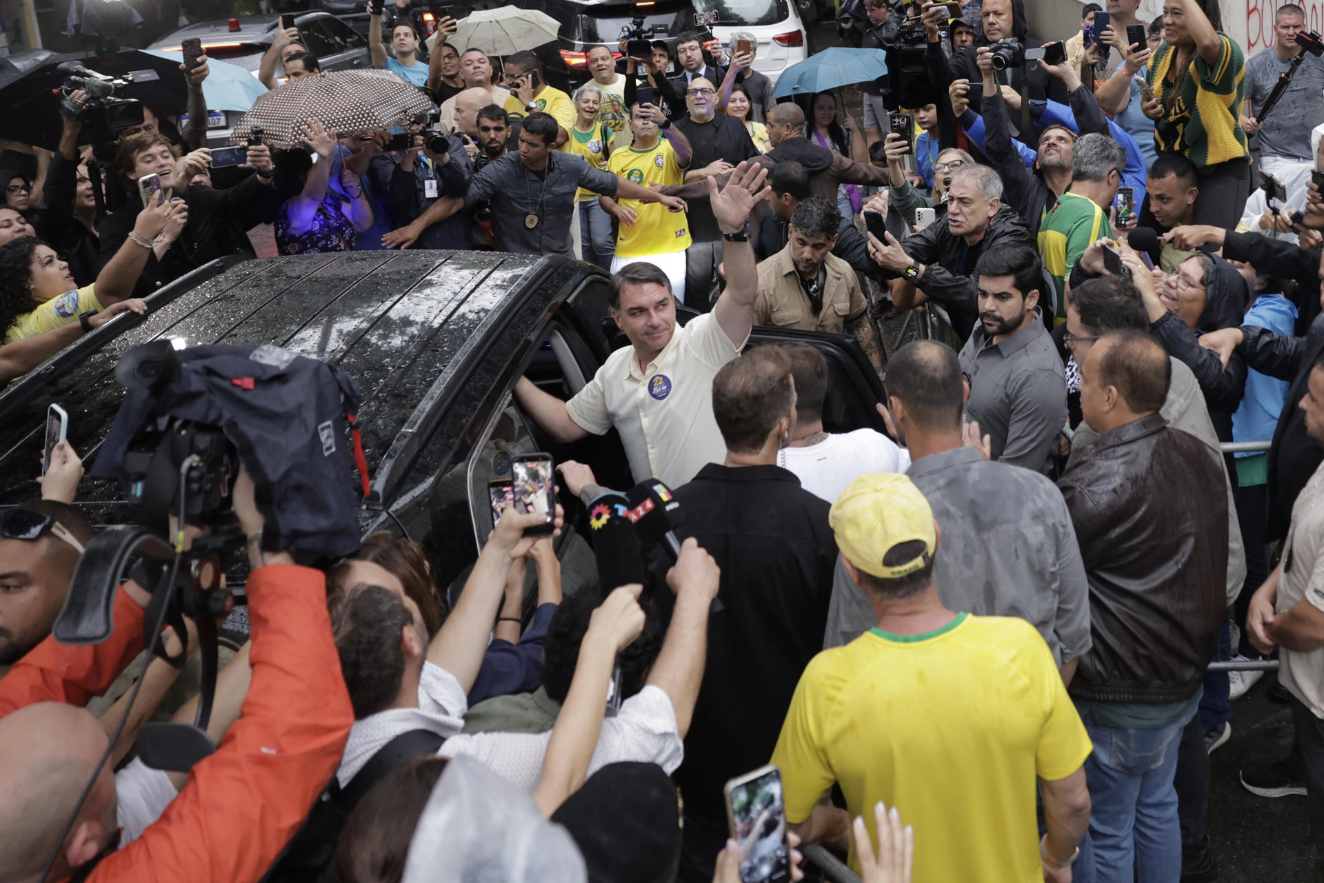 Flávio Bolsonaro pide salir a las urnas «con lluvia o con sol» para cambiar el país