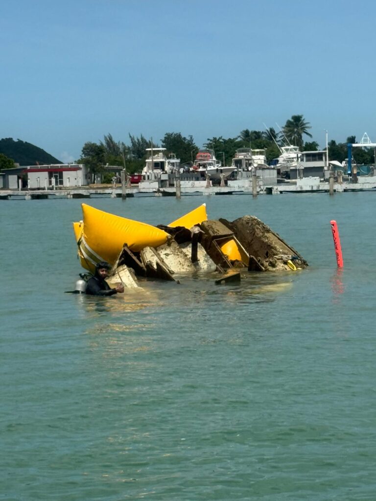 Embarcación hundida en Isleta Marina, en Fajardo. (Foto suministrada)