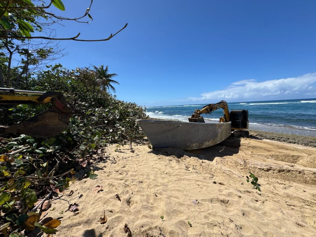 Proceso de remoción de embarcación en Aguadilla. (Foto suministrada) 