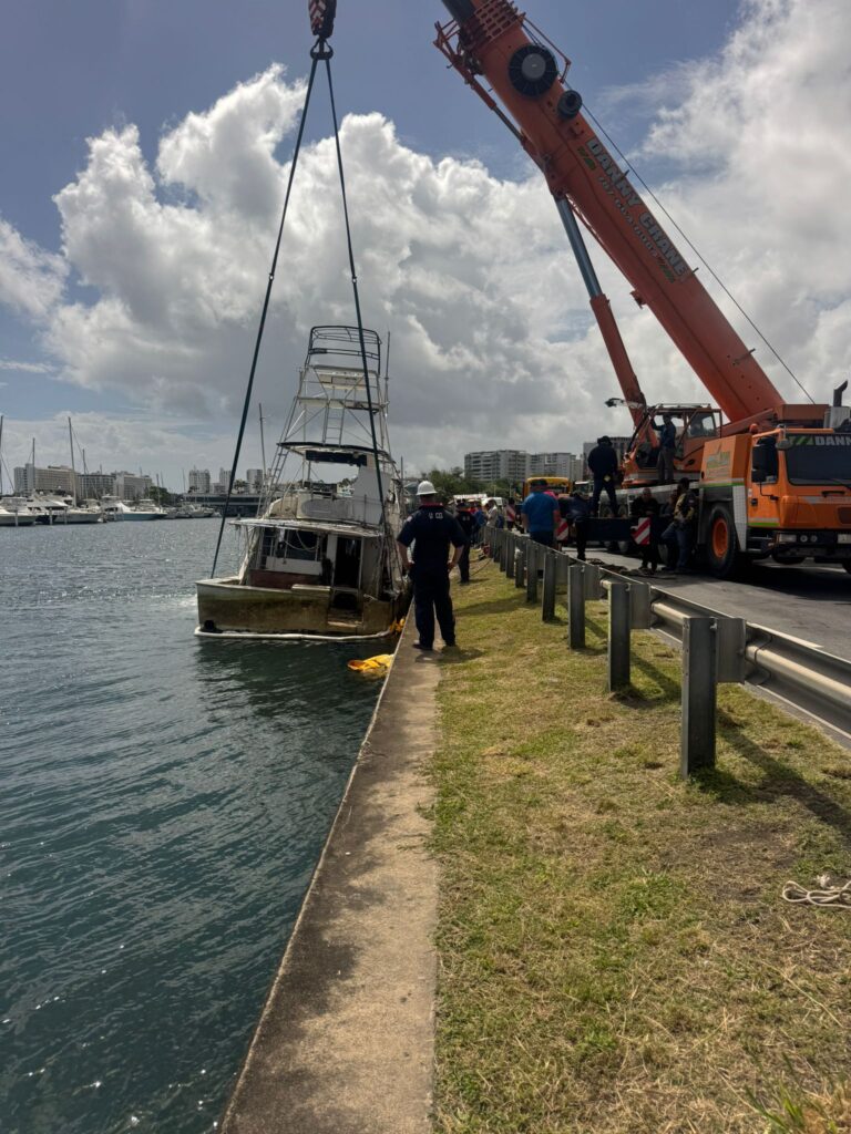 Proceso de remoción de embarcación en San Juan. (Foto suministrada)