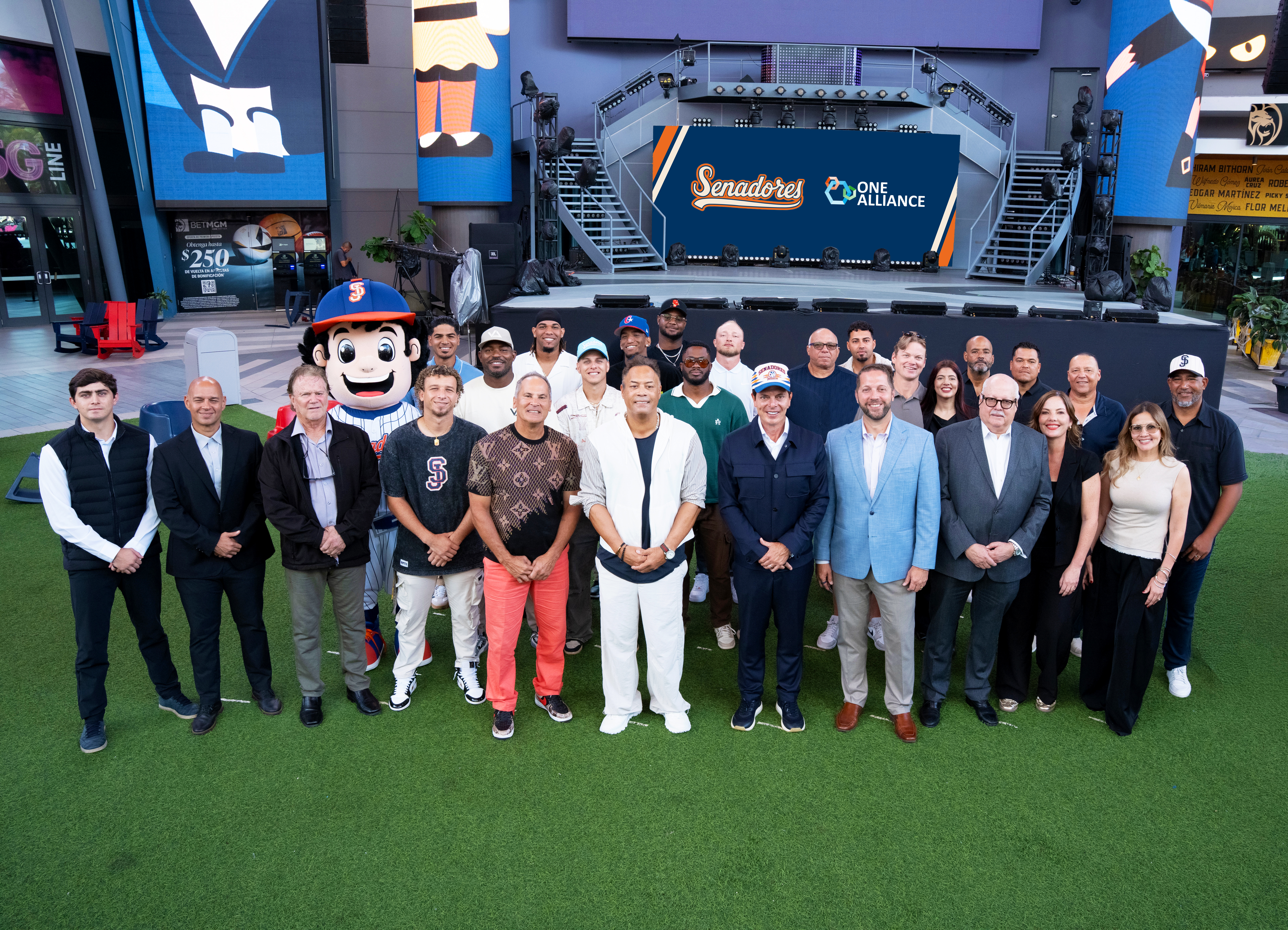 Senadores de San Juan presentan nueva imagen y refuerzos, incluyen a Puig y Vizquel