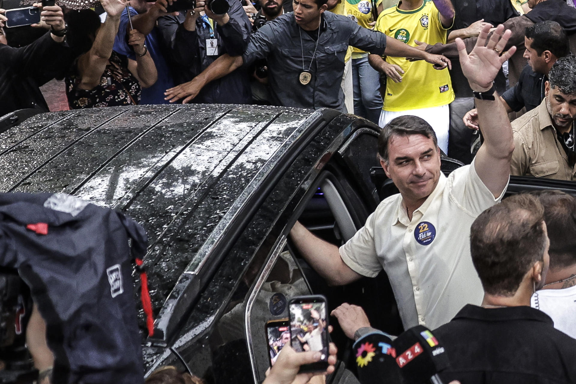 Flavio Bolsonaro se fuga a Estados Unidos