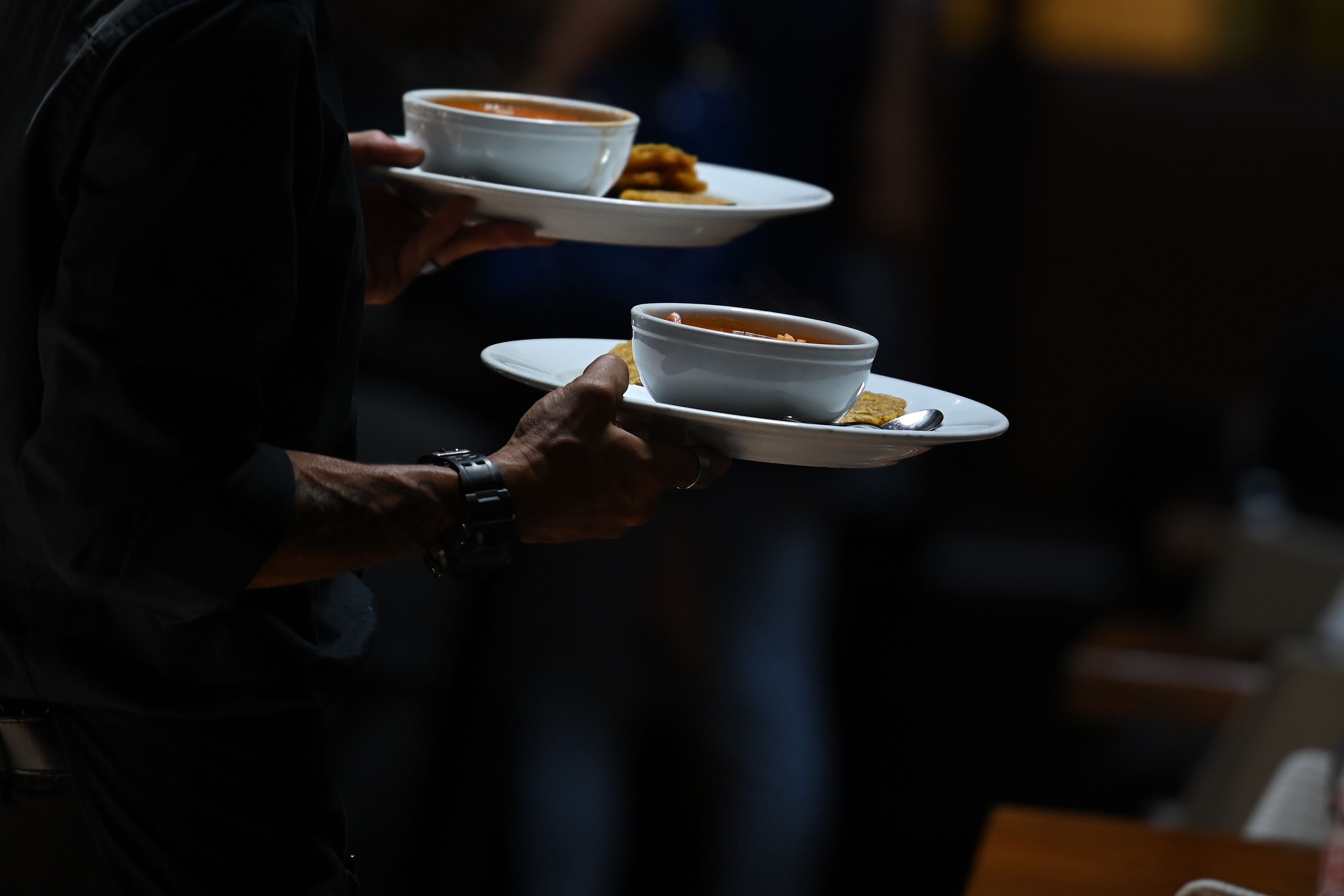 La mayoría de los restaurantes reporta menos clientes y considera reducir empleados u horarios